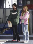 Make It or Break It - Emily (Chelsea Hobbs, l.) und Becca (Mia Rose Frampton, r.) begleiten Payson, die ihren ehemaligen Trainer zur Rede stellen will ... © 2009 DISNEY ENTERPRISES, INC. All rights reserved. NO ARCHIVING. NO RESALE.