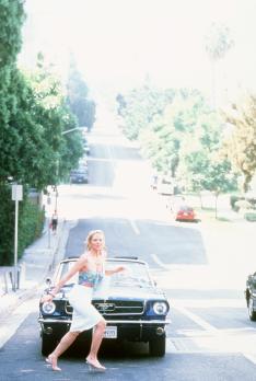 Sex and the City - Sam (Kim Cattrall) hält die Fahrkünste ihrer Freundin Carrie nicht mehr aus und steigt endgültig aus dem Mustang aus. © Paramount Pictures