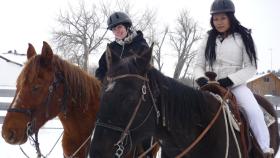 Montana - Eine Bilderbuchfamilie auf einer Bilderbuchranch. Doch die Idylle besteht nur so lange, wie die Regeln befolgt werden. Wer gegen die Gebote der konservativen Baptisten-Familie verstößt, findet sich schnell mitten im Nirgendwo wieder. Anna (l.) und Pisei (r.) spüren es am eigenen Leib ... © kabel eins Montana - Eine Bilderbuchfamilie auf einer Bilderbuchranch. Doch die Idylle besteht nur so lange, wie die Regeln befolgt werden. Wer gegen die Gebote der konservativen Baptisten-Familie verstößt, findet sich schnell mitten im Nirgendwo wieder. Anna (l.) und Pisei (r.) spüren es am eigenen Leib ... © kabel eins