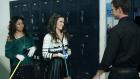 Ringer - Mr. Carpenter (Jason Dohring, r.) ist mehr als überrascht, dass Juliet (Zoey Deutch, M.) und Andrea (Chelsea Tavares, l.) sich plötzlich für Umweltschutz interessieren ... © 2011 THE CW NETWORK, LLC. ALL RIGHTS RESERVED