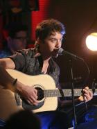 Make It or Break It - Damon (Johnny Pacar) hat einen Auftritt im Pizza Shack und überredet Kaylie dazu, dort mit ihm aufzutreten ... © 2010 Disney Enterprises, Inc. All rights reserved.