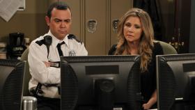 Mit der Hilfe von Nick (Joe Lo Truglio, l.), einem Sicherheitsmitarbeiter, versucht Kate (Sarah Chalke, r.) herauszufinden, was Ben bei seiner Nachtschicht so treibt ... © CPT Holdings, Inc. All Rights Reserved. Mit der Hilfe von Nick (Joe Lo Truglio, l.), einem Sicherheitsmitarbeiter, versucht Kate (Sarah Chalke, r.) herauszufinden, was Ben bei seiner Nachtschicht so treibt ... © CPT Holdings, Inc. All Rights Reserved.